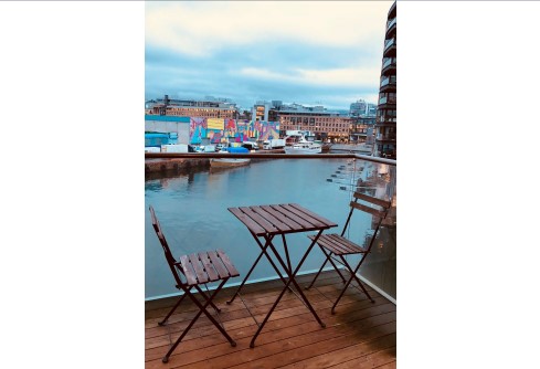 Balkong med fritt utsyn og kveldssol